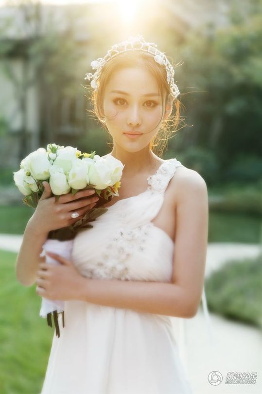张馨予性感长裙礼服高清图片图片