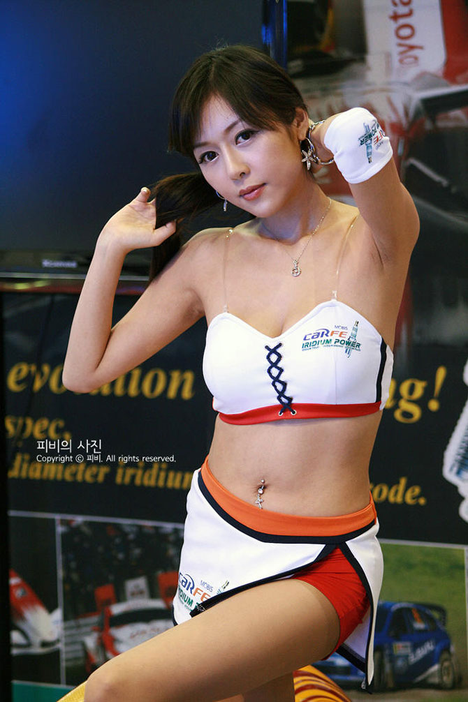 世界顶级宝马车模车展秀美腿图片