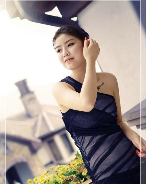 脸蛋纯情的白嫩小美女图片图片