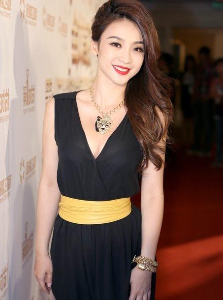 衣着薄如蚕丝的少妇悄悄爱抚双峰图片