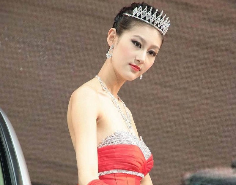 车模女兵装束性感威武写真图片