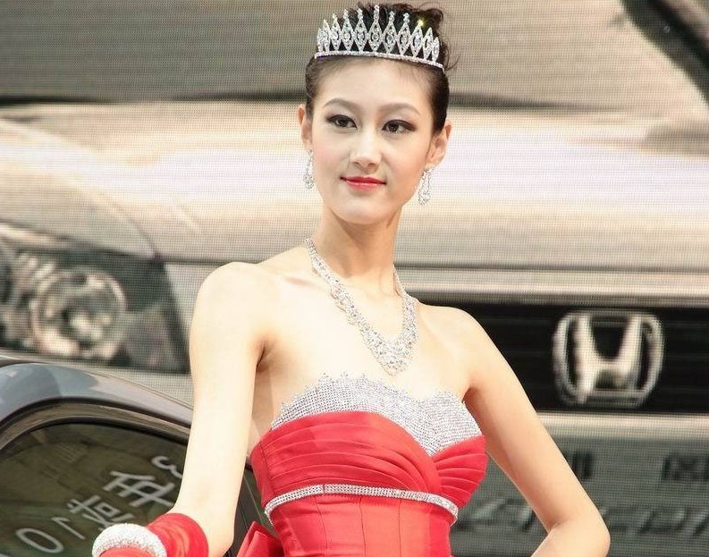 车模女兵装束性感威武写真图片