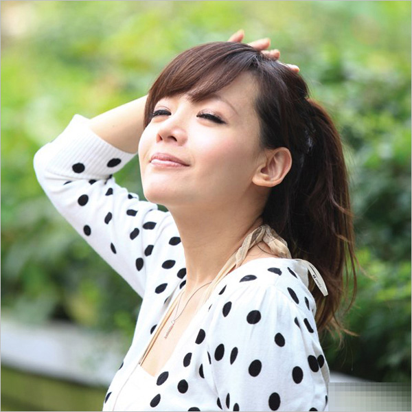 美女何静图片