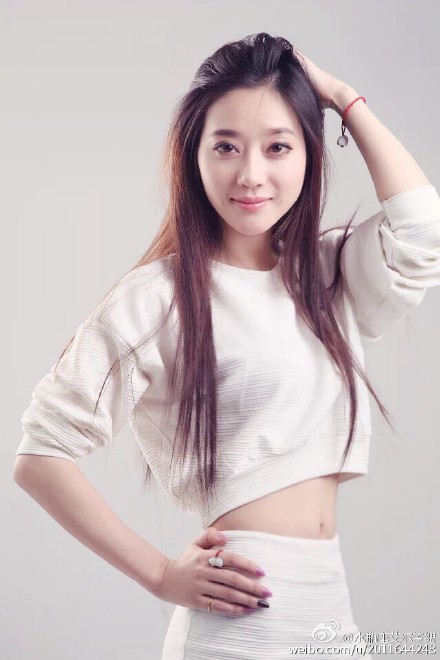 日本千叶女歌手铃木爱理桌面壁纸之清纯户外写真图片
