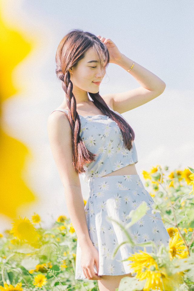 美女何静图片
