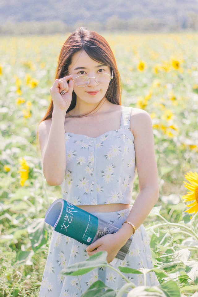 美女何静图片