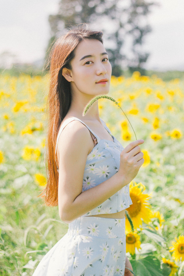 美女何静图片