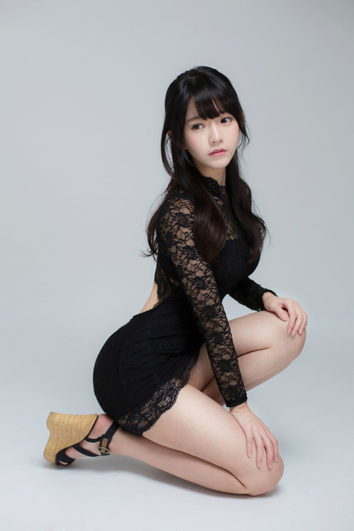 洛天依金丝雀可爱萝莉丝袜美腿Cosplay写真图片