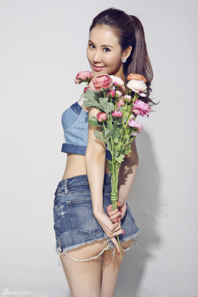 高清山东烟台美女于咏琳时尚写真手持鲜花甜美气质美女图片