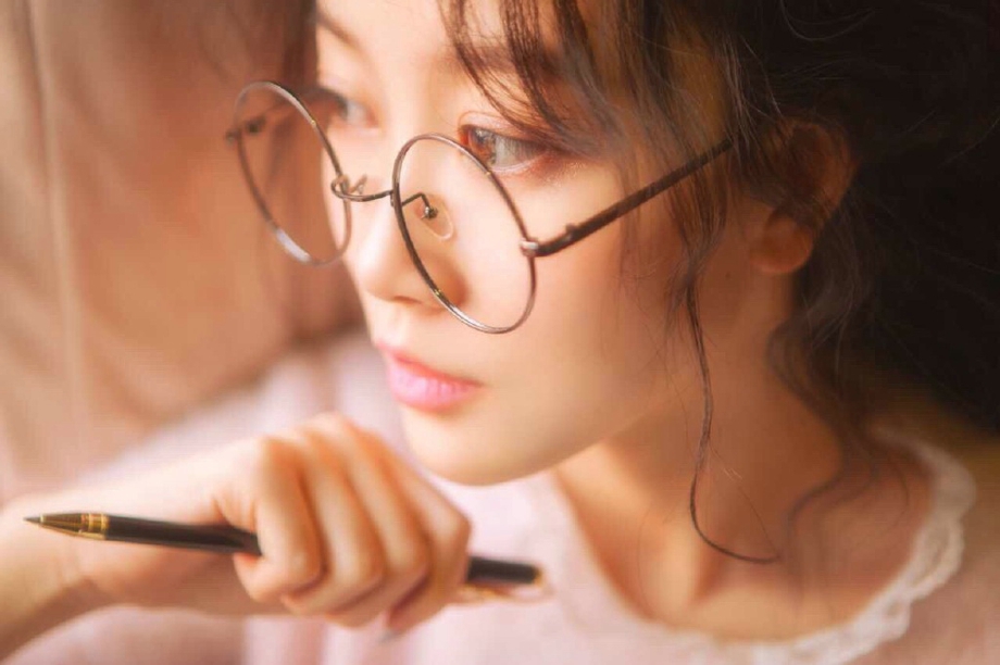 放电眼 诱人身 泳装妩媚女性感写真图片