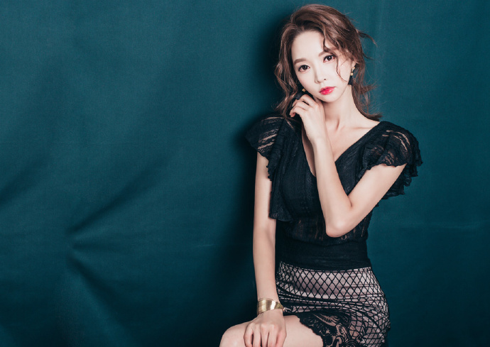 脸蛋纯情的白嫩小美女图片图片