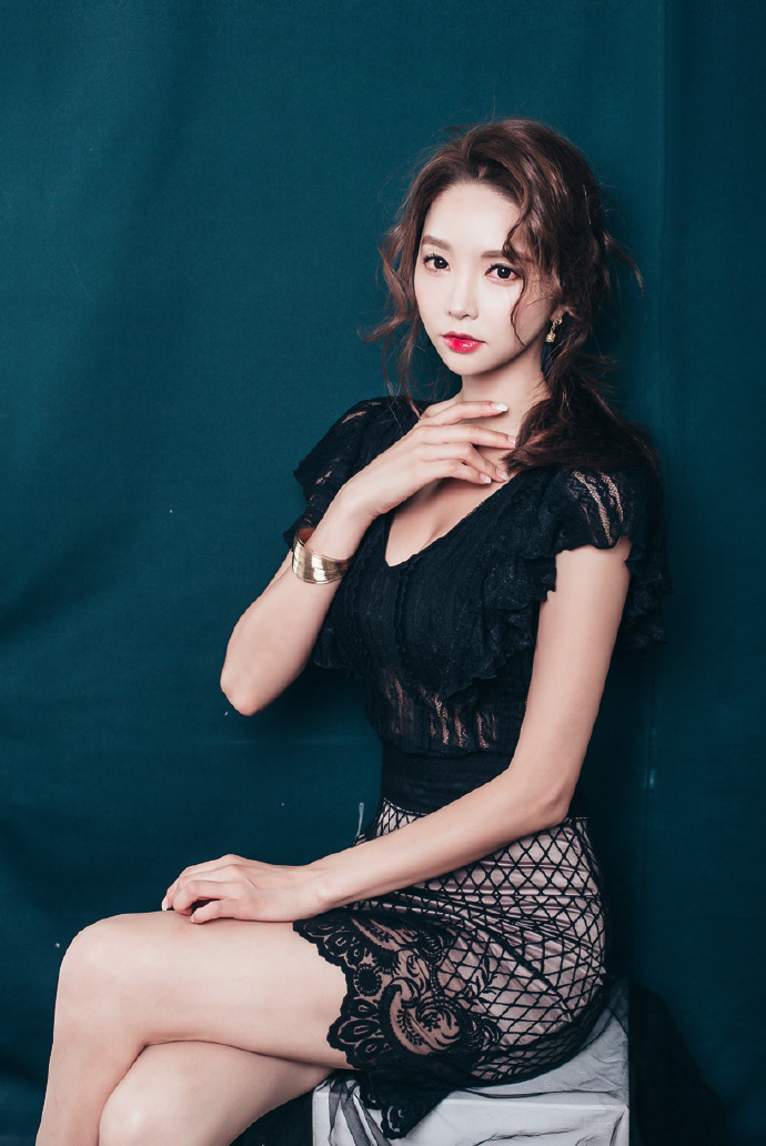 欧美彩色迷离性感美人 荧光下诱惑你得眼球图片