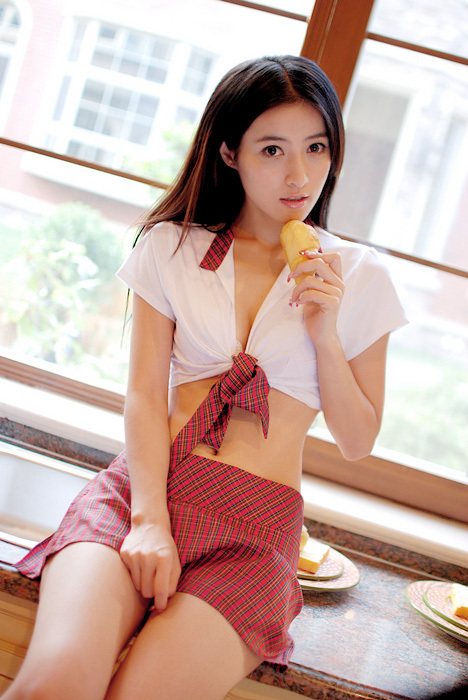 美女何静图片