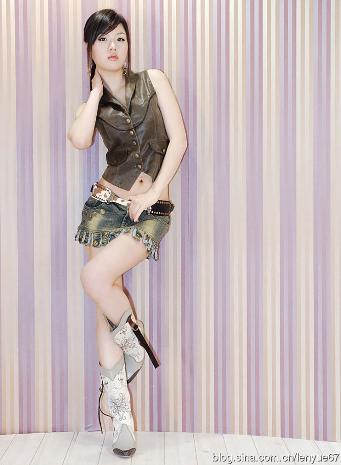 车模女兵装束性感威武写真图片
