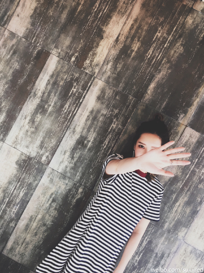 性感粉红小短裙 90后mm诱惑甜美私房写真图片