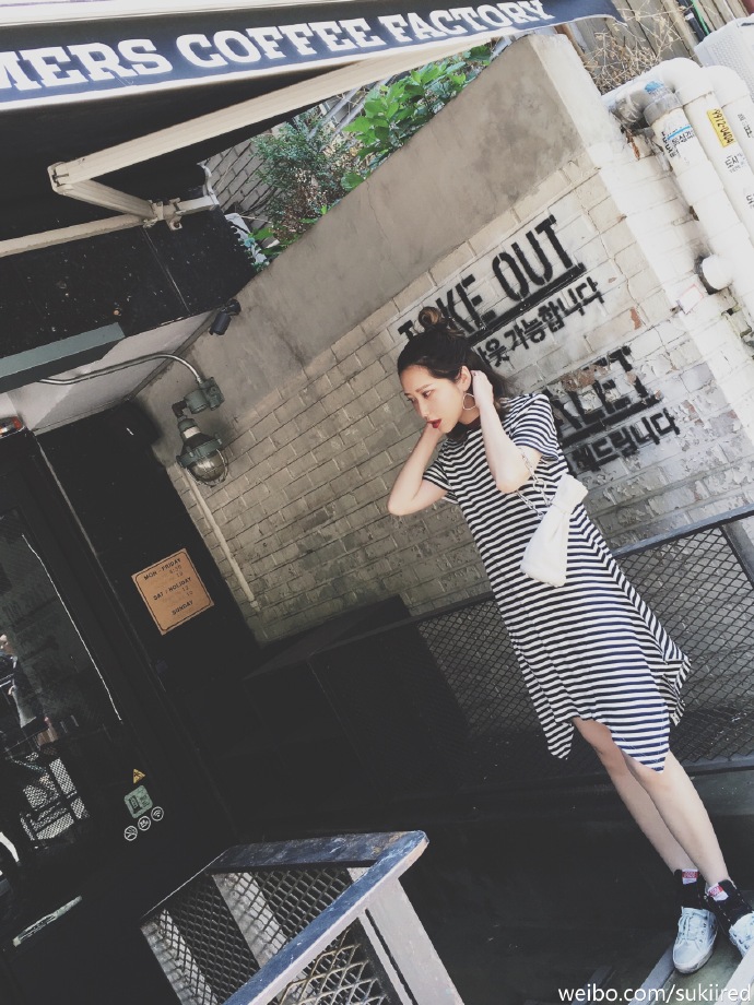 性感粉红小短裙 90后mm诱惑甜美私房写真图片