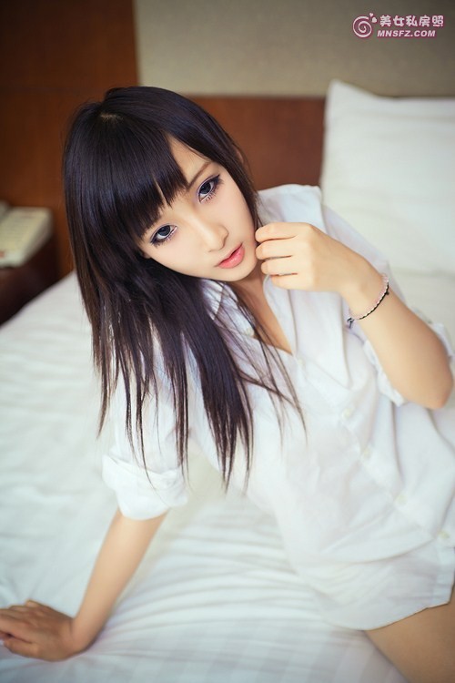 演员何花小清新写真  学生妹清新装扮图片