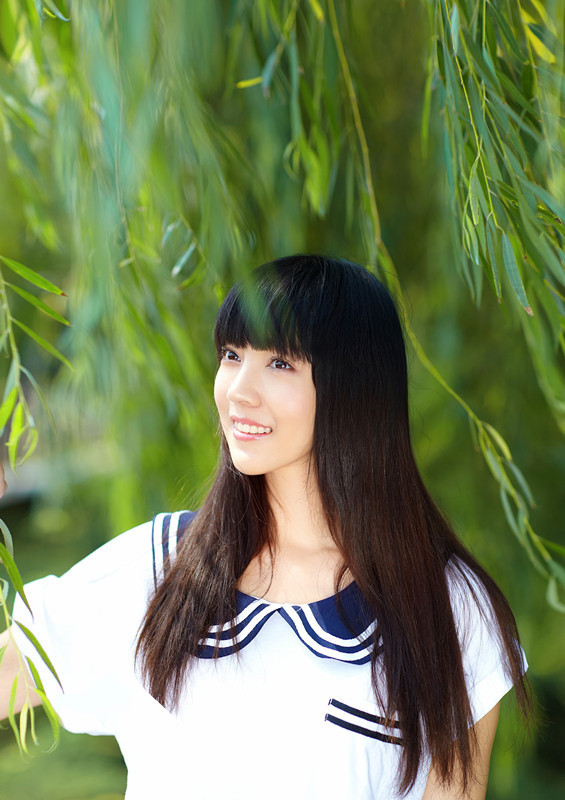 演员何花小清新写真  学生妹清新装扮图片