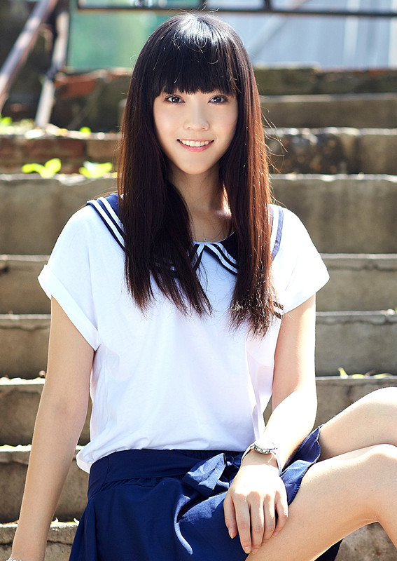 演员何花小清新写真  学生妹清新装扮图片