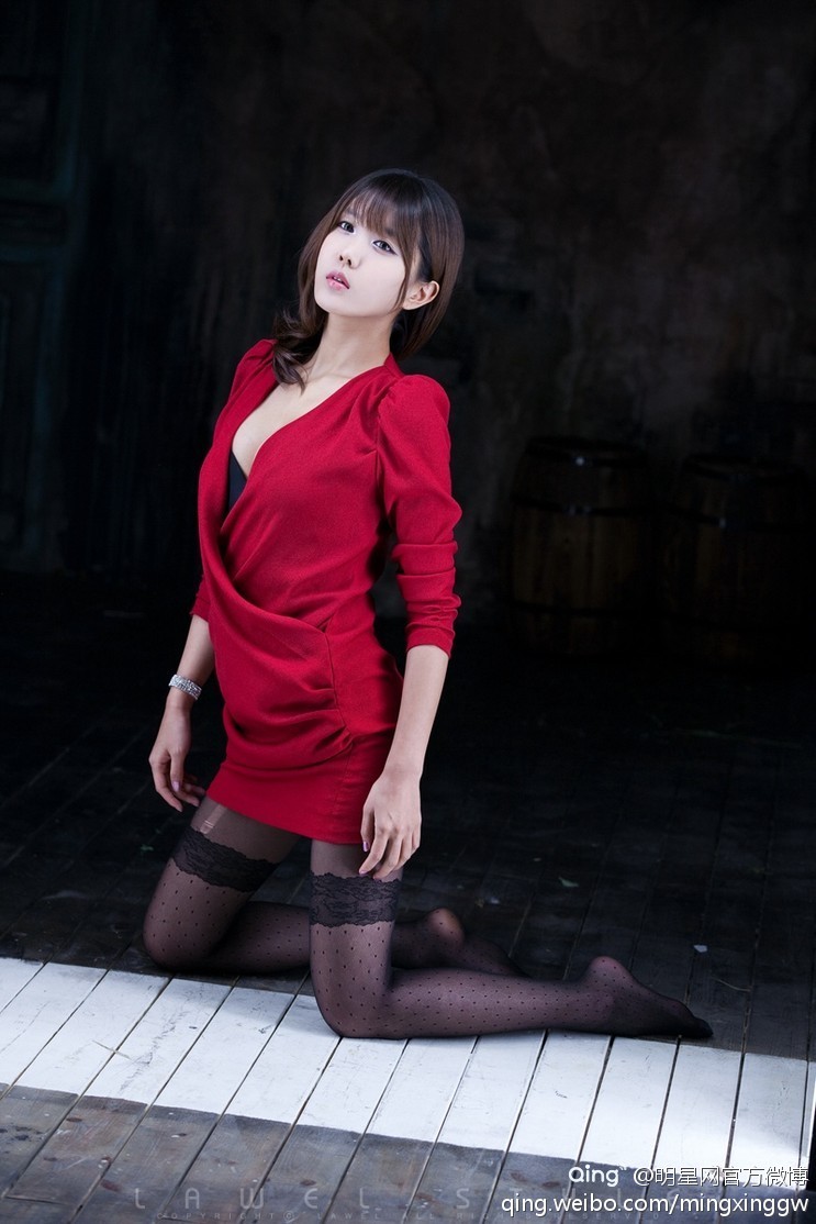 洛天依金丝雀可爱萝莉丝袜美腿Cosplay写真图片