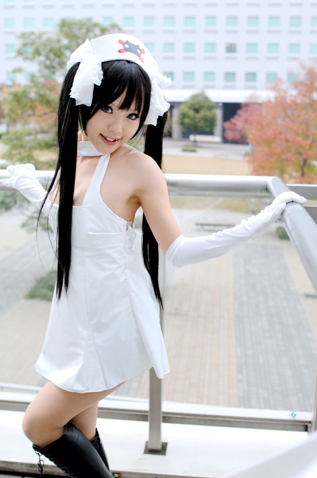 嫩白美女KIPI性感小护士cosplay图片