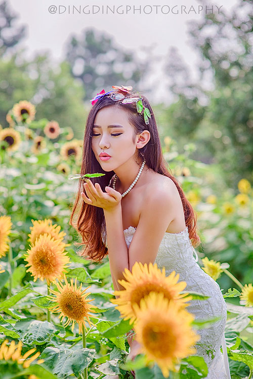 中国湖南衡阳女演员刘雨欣拉筋抬腿一字马高脚泳衣图片图片