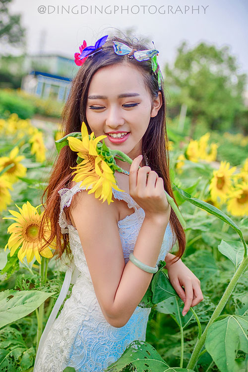 中国湖南衡阳女演员刘雨欣拉筋抬腿一字马高脚泳衣图片图片