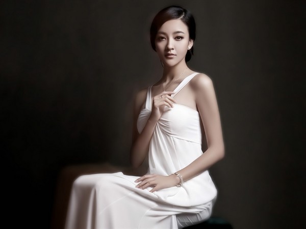 中国湖南衡阳女演员刘雨欣拉筋抬腿一字马高脚泳衣图片图片