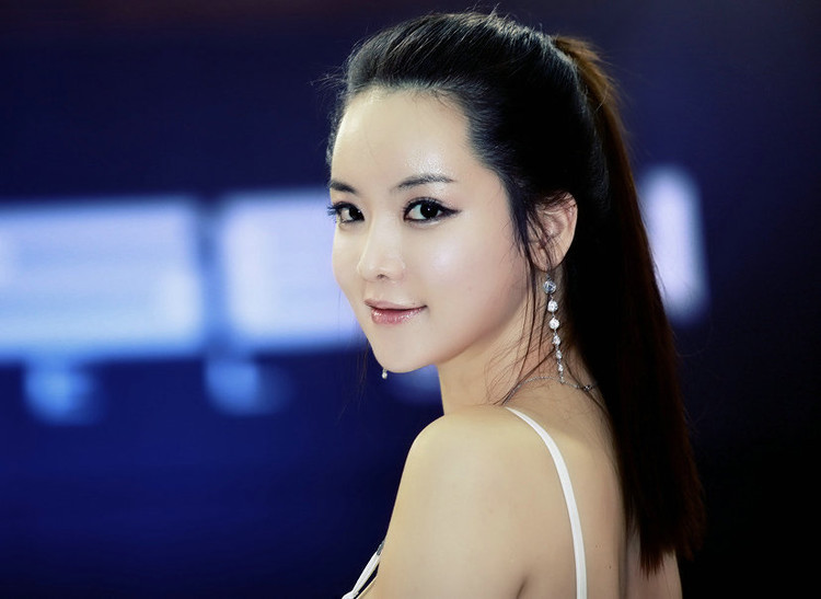 韩国甜美车模代言网游 穿迷你裙展性感长腿图片