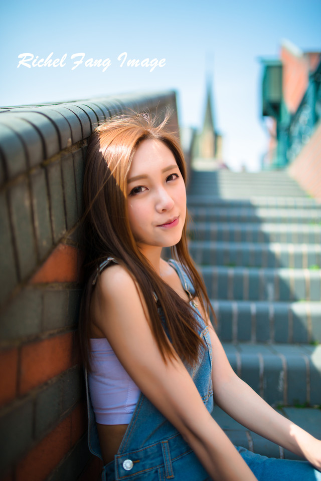 性感嫩模丰胸细腰长腿迷人写真图片