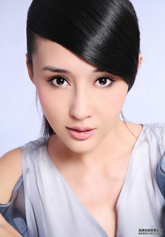 大眼睛美女图片