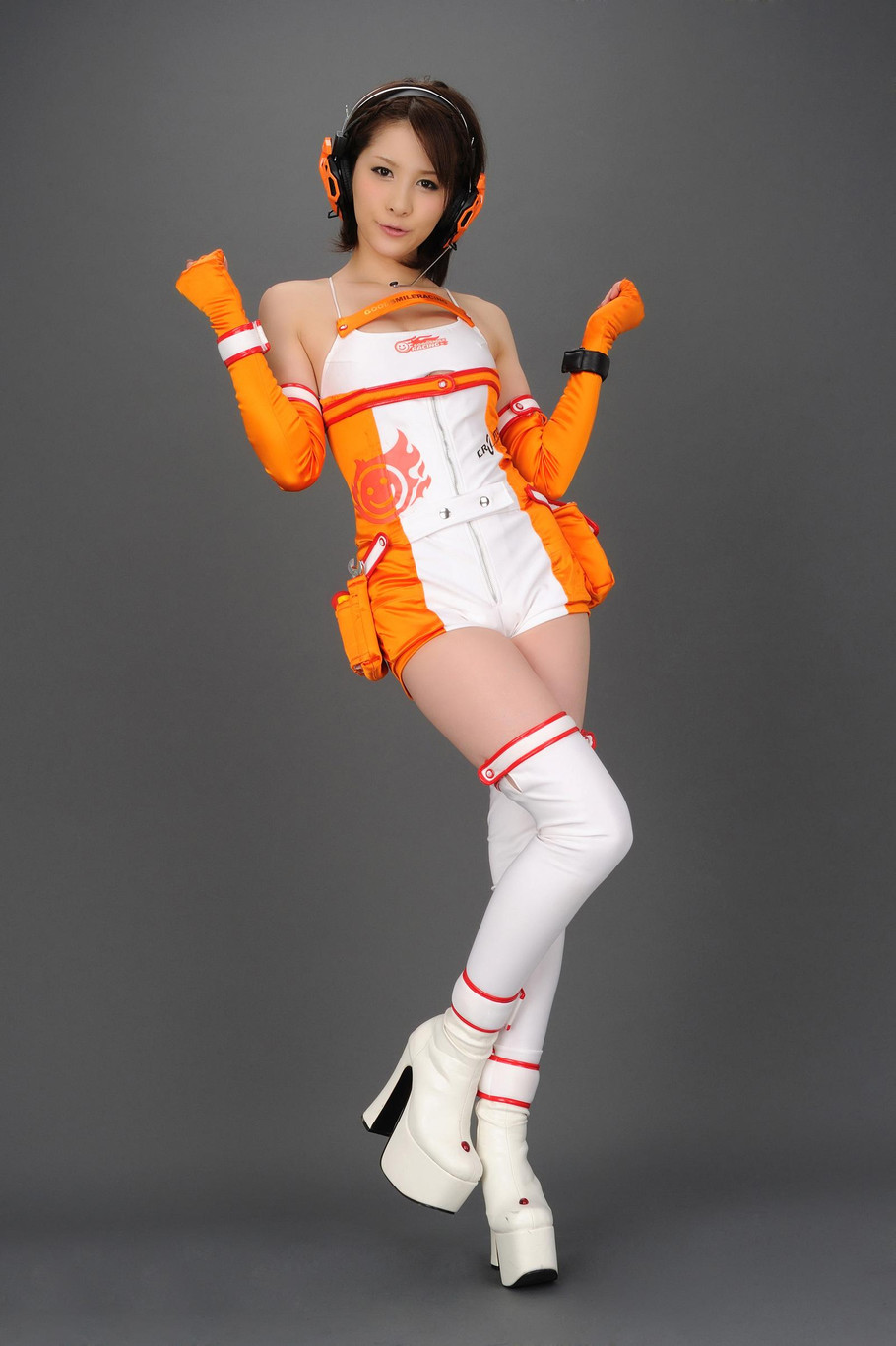 2013上海车展美女车模争奇斗艳 性感如云图片