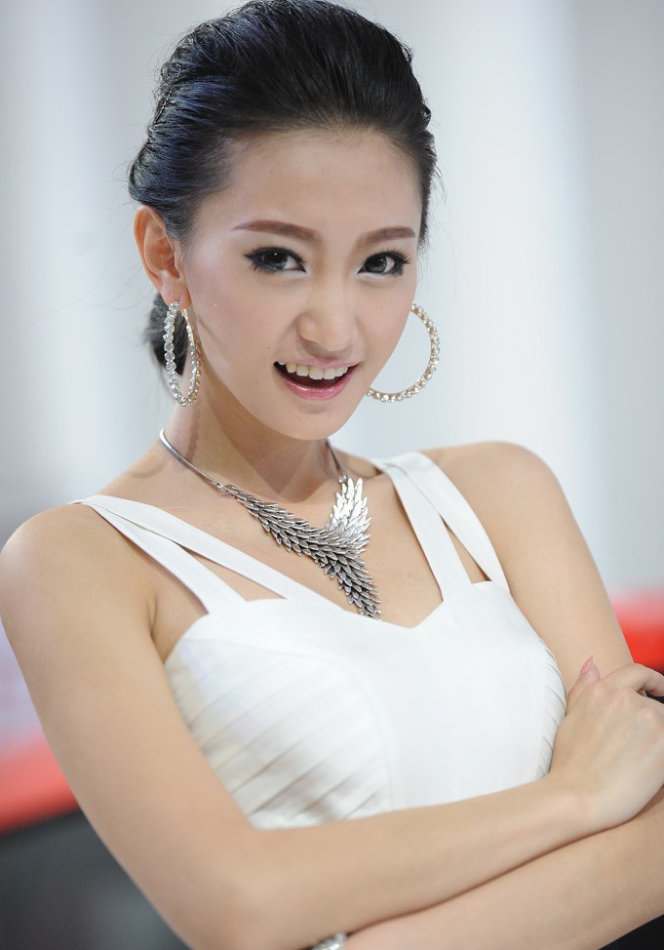 清纯脱俗 韩国绝美车模李智友近照图片