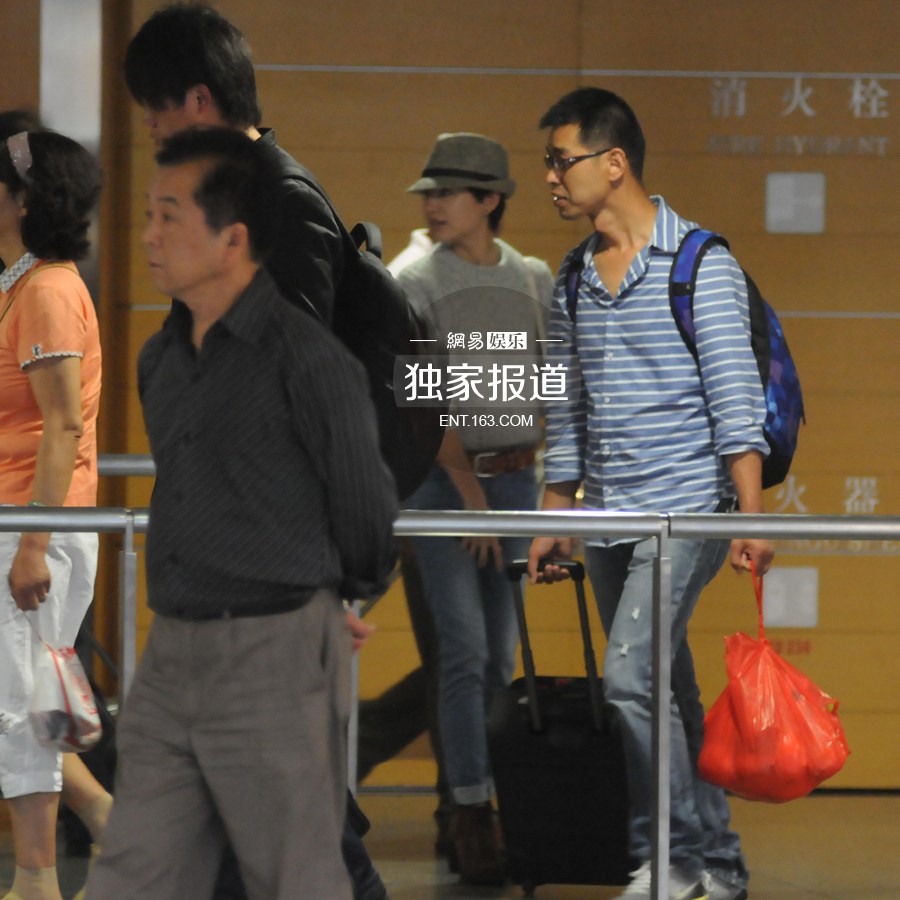 董洁短发现身机场    短发迷人图片