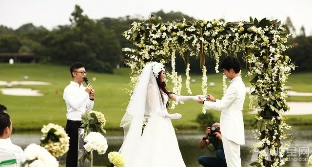 时尚新娘极品美女对着镜头大胆自拍照喷血诱惑艺术写真图片(二)图片