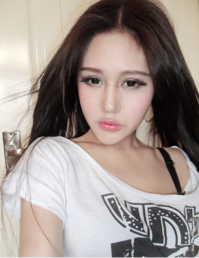 大眼睛美女图片