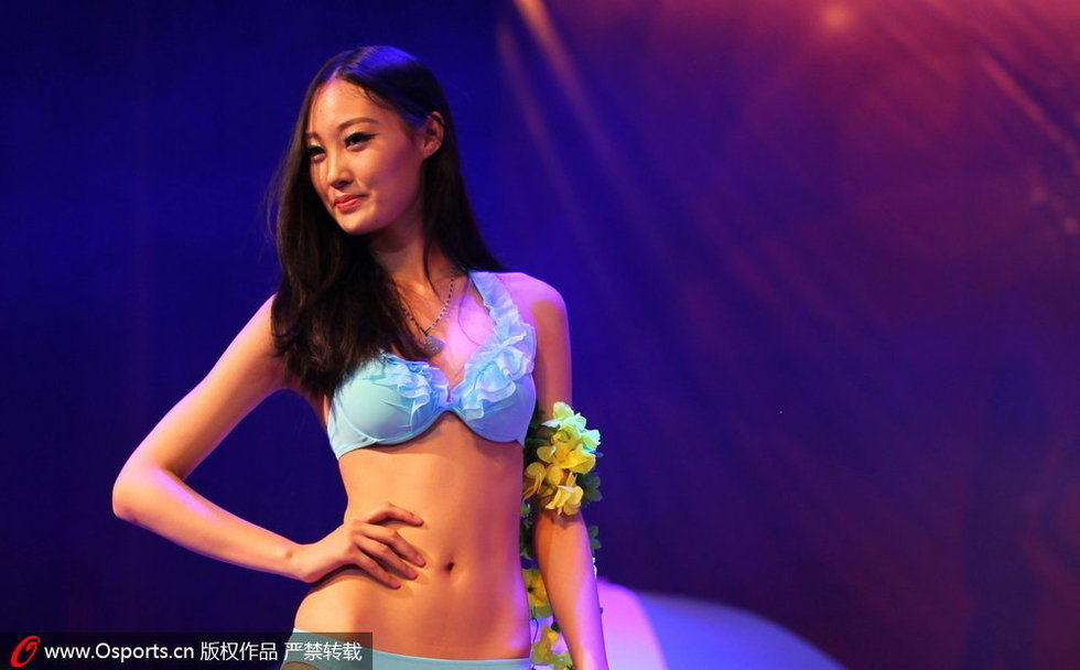 全运礼仪小姐走秀 摆拍妖娆造型图片