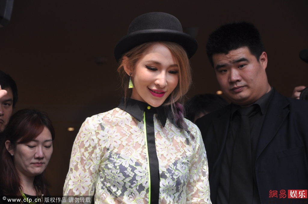 华语人气女歌手小天后萧亚轩性感写真图片