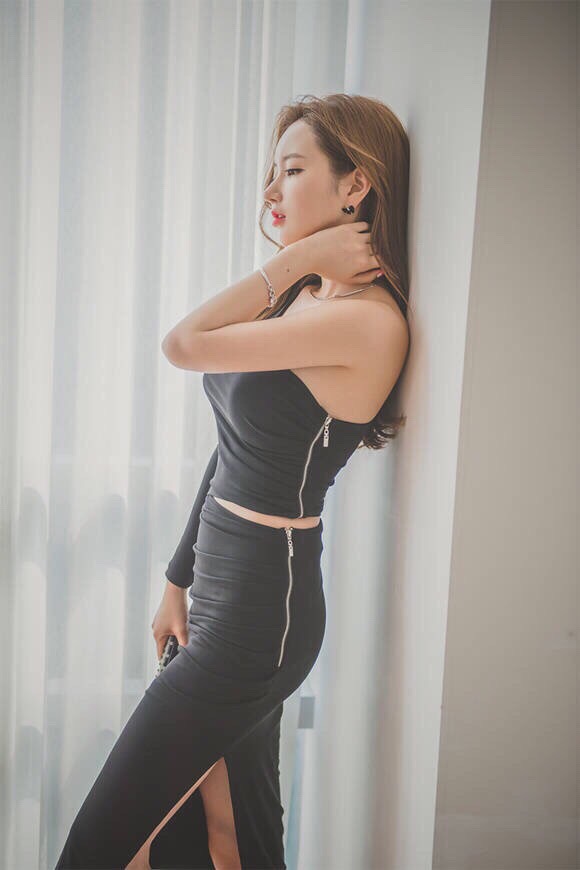 性感全透明露背连衣裙美女瀑布湿身自拍图片
