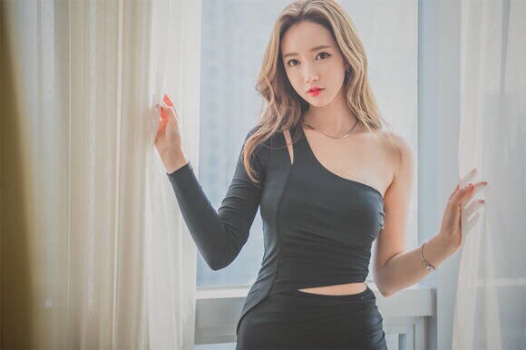 性感全透明露背连衣裙美女瀑布湿身自拍图片