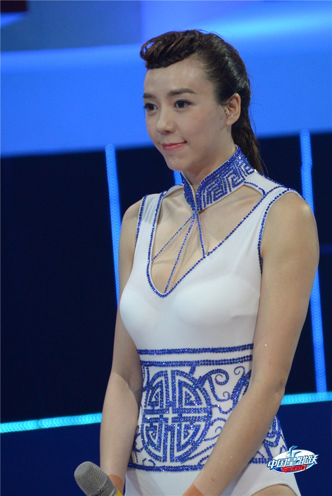 《中国星跳跃》成泳装秀 周韦彤蔡妍不拼技术拼泳衣图片