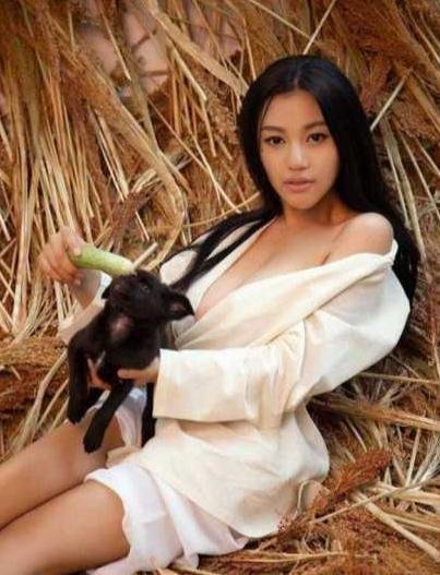 谢娜露美腿不怕冷 助理搀扶下楼梯躲采访图片