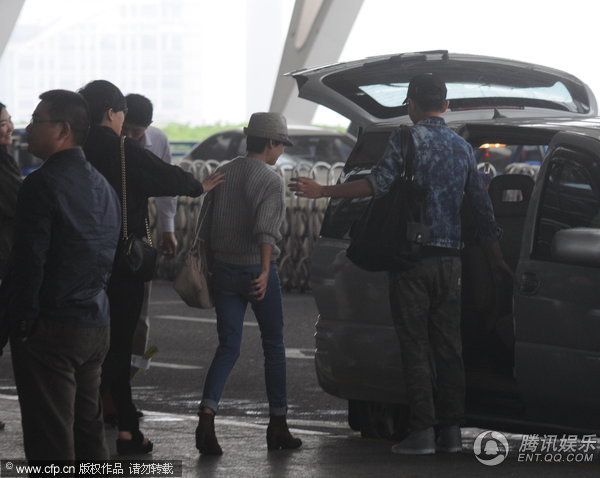 董洁利落短发戴帽亮相 一路说笑似走出婚变阴影图片