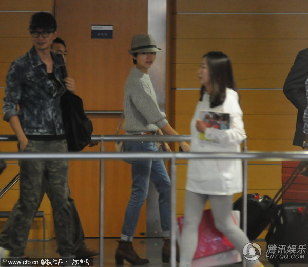 董洁利落短发戴帽亮相 一路说笑似走出婚变阴影图片