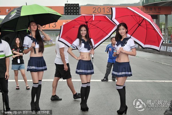 车模比拼性感 学生装、空姐装上演制服诱惑图片