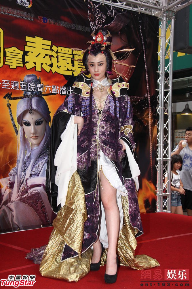 谢娜露美腿不怕冷 助理搀扶下楼梯躲采访图片