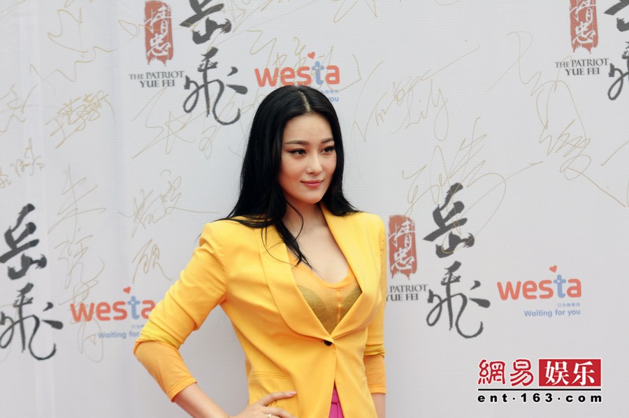 谢娜露美腿不怕冷 助理搀扶下楼梯躲采访图片