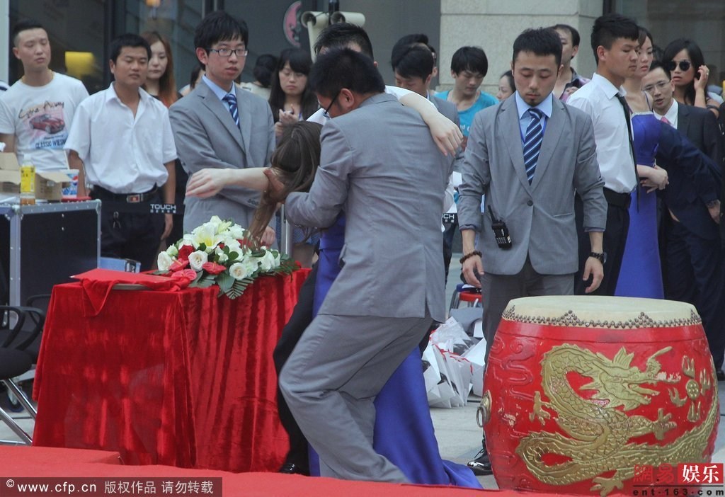 林心如完美妆容登杂志封面图片