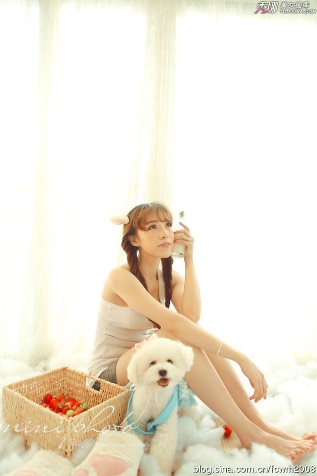 可爱娃娃配俏皮小女生图片