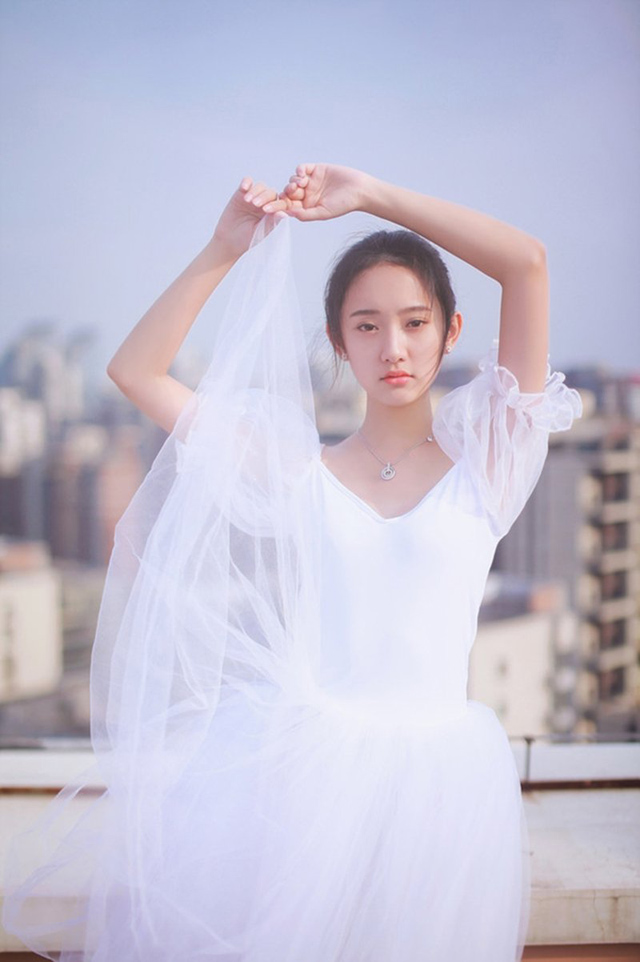 美女修长嫩白大长腿性感私房诱惑写真图片